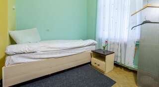 Гостиница Хостел Централ Пятигорск Двухместный номер с 2 отдельными кроватями и общей ванной комнатой-5