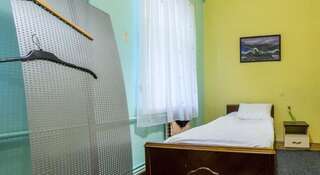 Гостиница Хостел Централ Пятигорск Двухместный номер с 2 отдельными кроватями и общей ванной комнатой-4