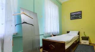 Гостиница Хостел Централ Пятигорск Двухместный номер с 2 отдельными кроватями и общей ванной комнатой-3
